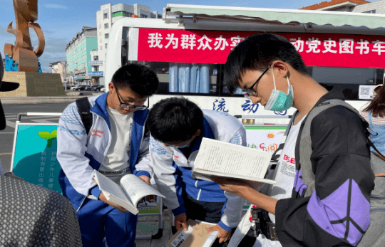 我为群众办实事图书流动服务车开进群众间