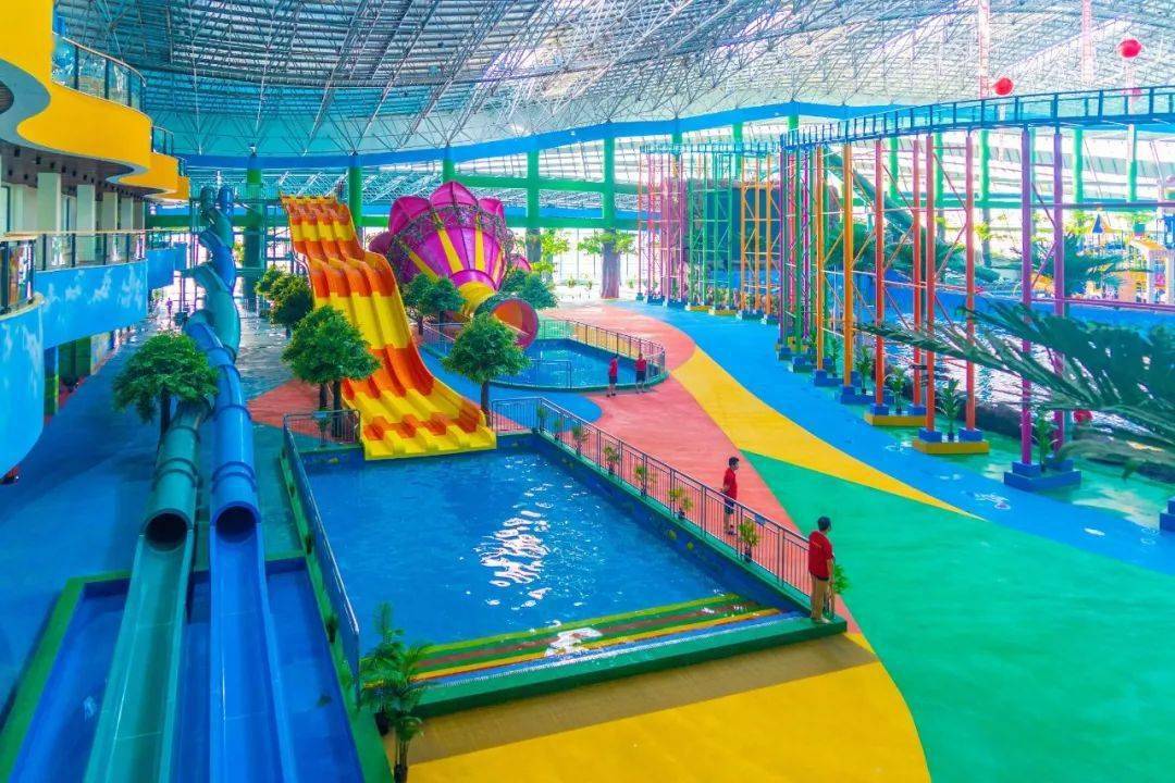 鹤岗梦幻水世界即鹤岗市水上健身休闲中心,位于鹤岗市松鹤生态新区,是