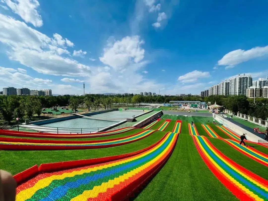 宝贝是否厌倦了室内儿童乐园的滑梯彩虹滑道才是夏天zui酷炫的打开