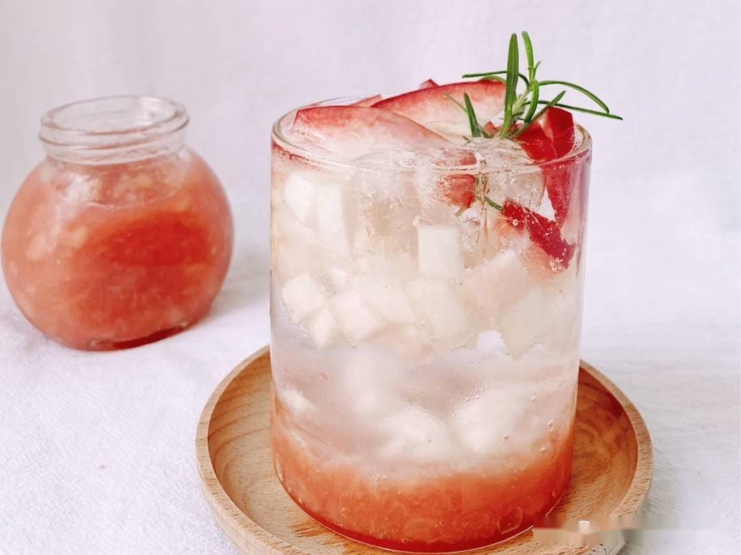 【蜜桃气泡水】-食材配料的准备:水蜜桃500克,白糖100克,柠檬半个,水