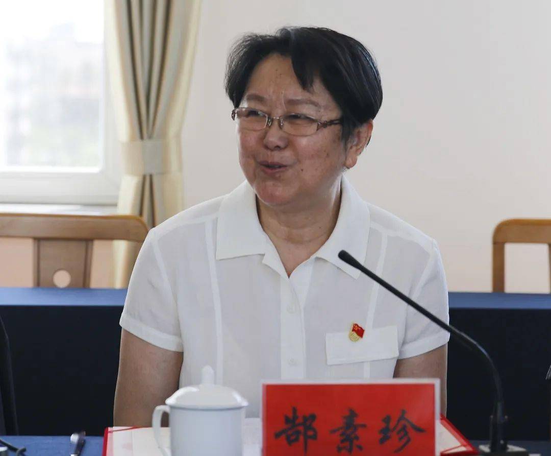 呼和浩特市公安局退休干部郜素珍发言说,自己作为一名从警36年,党龄27