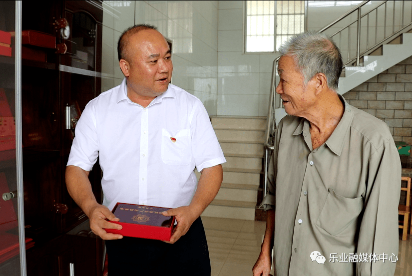 黄茂兵到田阳县看望慰问黄文秀家属