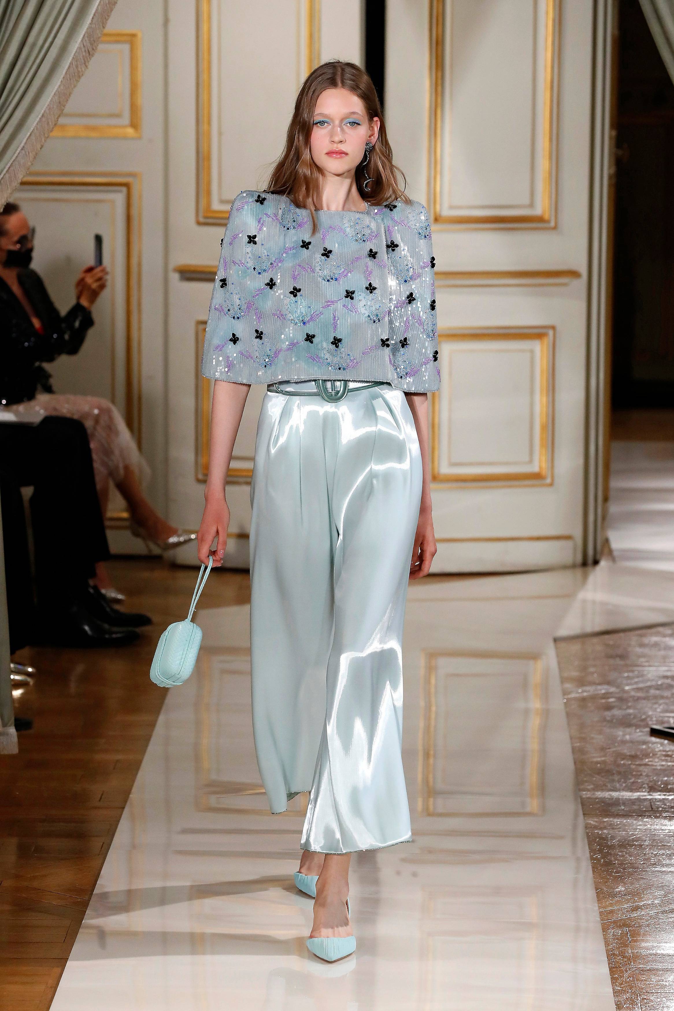 模特在法国巴黎高级定制时装周上展示阿玛尼品牌2021/2022秋冬新品