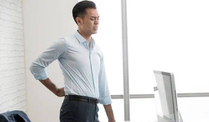 可出现内脏神经痛与躯体神经痛,在体检时脊肋角特别是肋腰点有压痛及