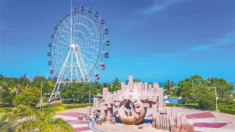 近日,东方市海东方沙滩公园及海景路沿线西侧整体改造升级后,成为了