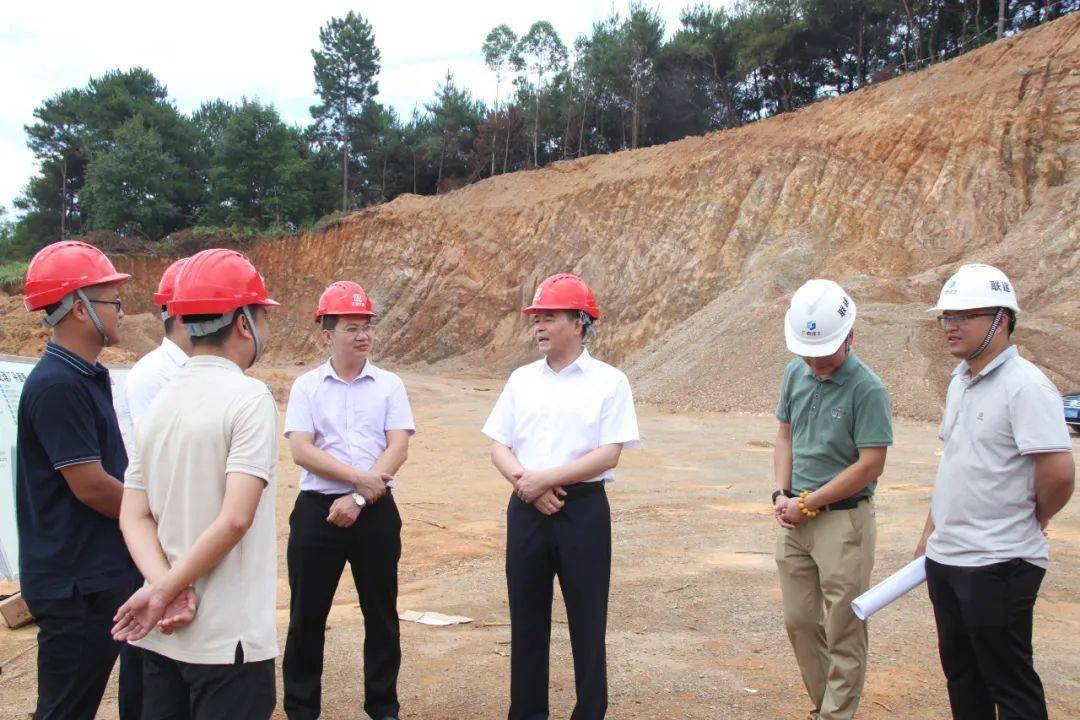 加快项目建设,7月7日,市委常委徐海浪到八步区莲塘镇桂水村调研贺州市