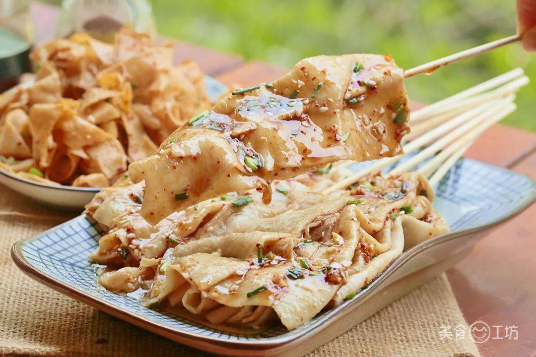 随手调个酱汁,来一捆  豆皮串串,一边看欧洲杯,一边吃着烤串,吹着