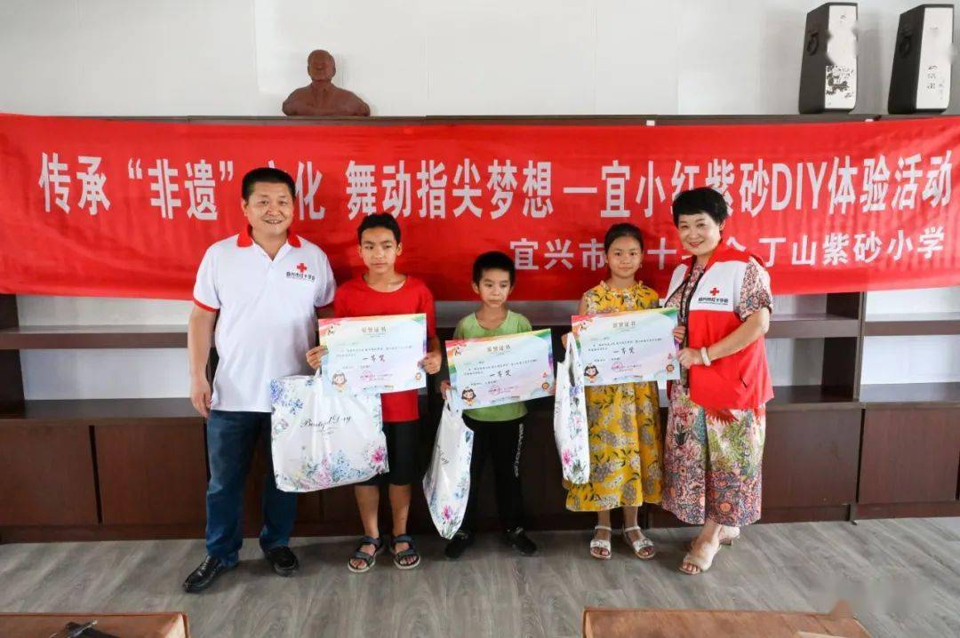 下午14:00,宜兴紫砂小学发生的一幕!
