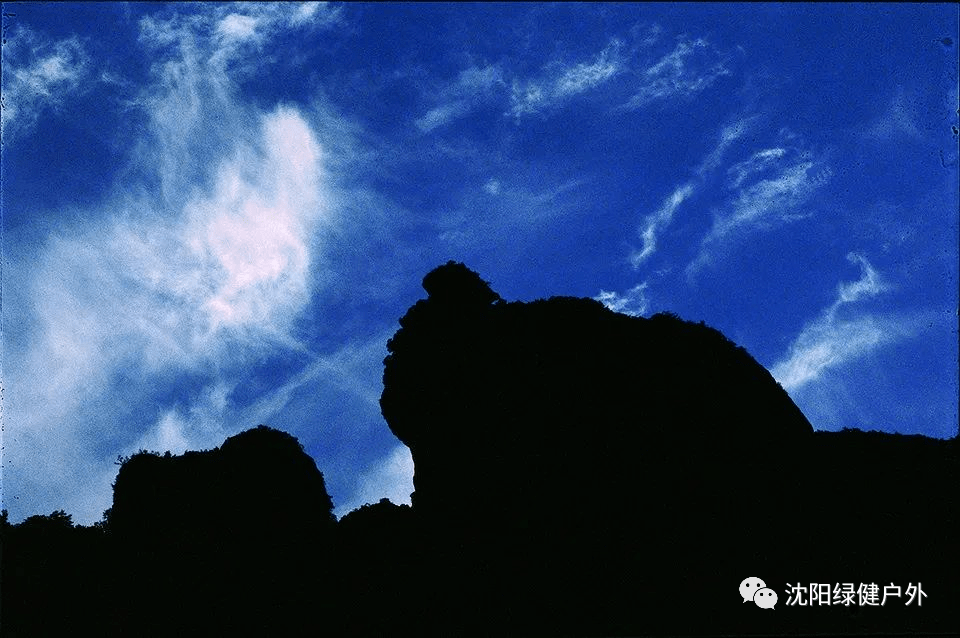 靈峰夜景-犀牛望月白天看似普普通通的山峰每當夜幕降臨時都披上