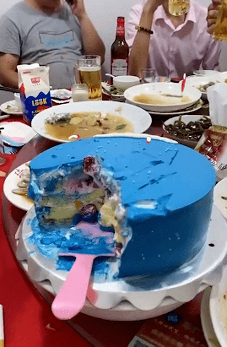 张先生购买了一个蛋糕后,吃完发现蓝色奶油颜色擦洗不掉.