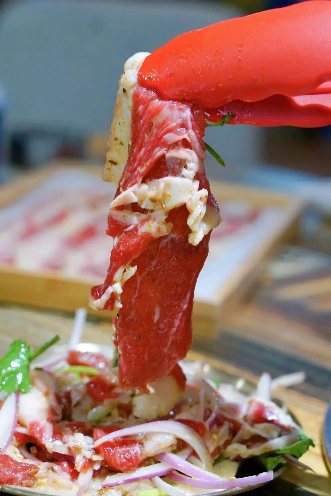 切好的洋葱片,适量的齐市特色拌肉料,豆油…全部放在一个大盆里,之后