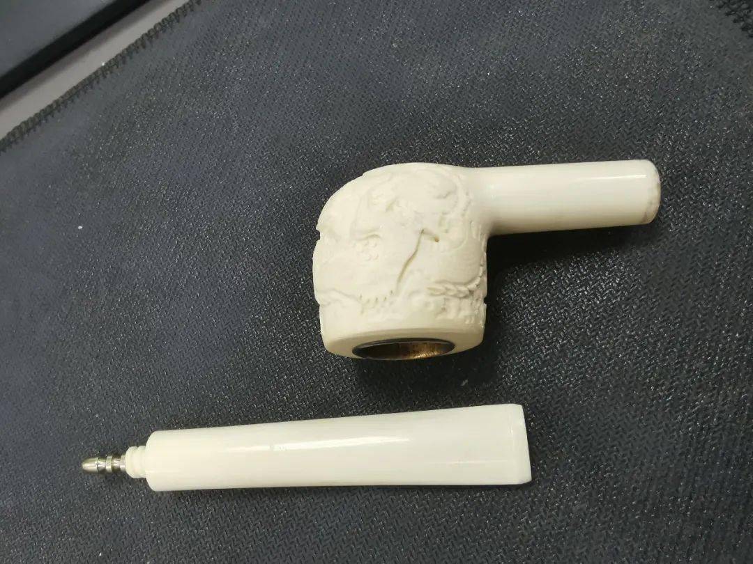 中查获一件无品牌标识烟斗,后根据相关鉴定报告确认为象牙材质所制