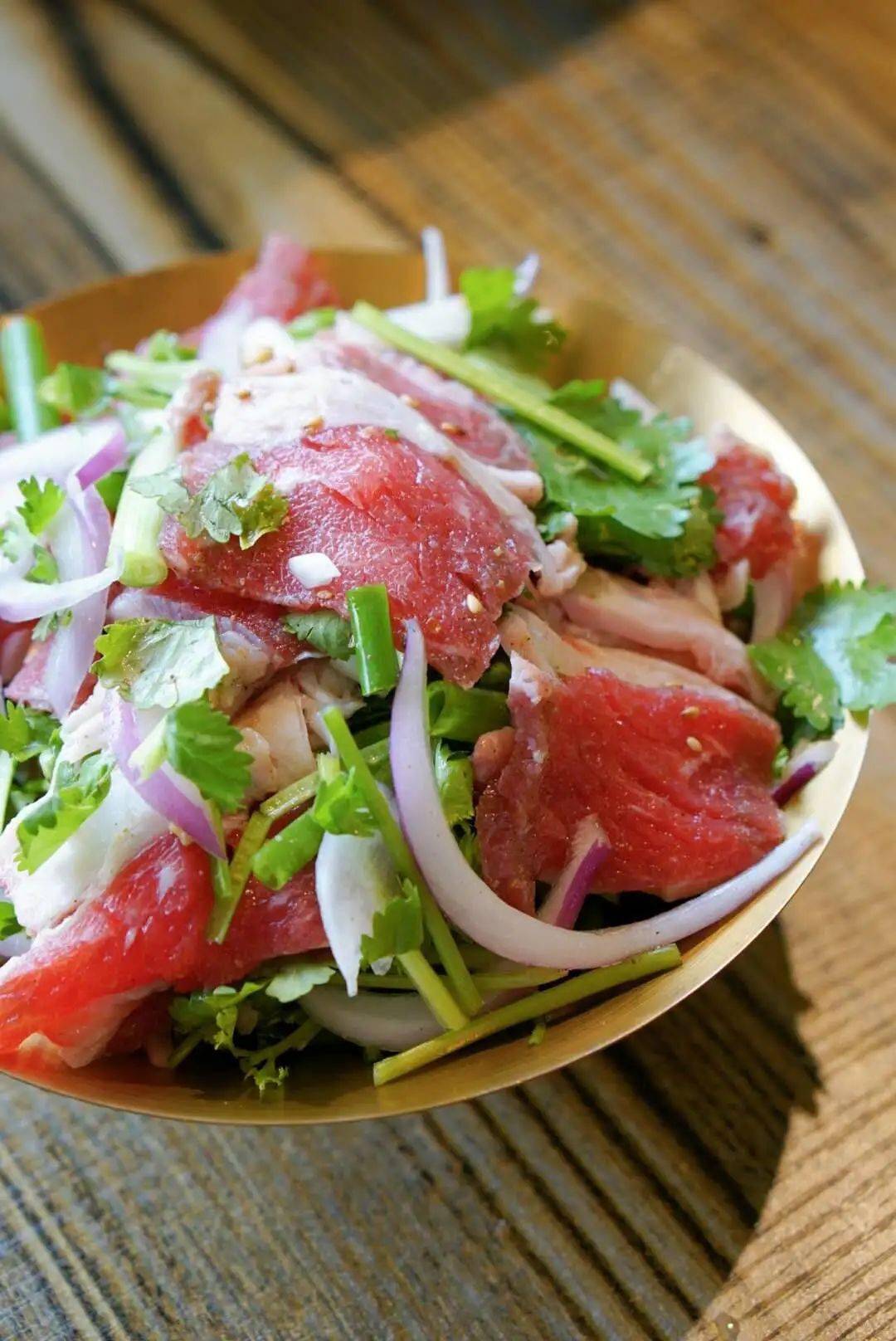 不柴经过烤炙后带有浓郁的香气五花肉的肉质十分紧实焦脆柔嫩自由掌控