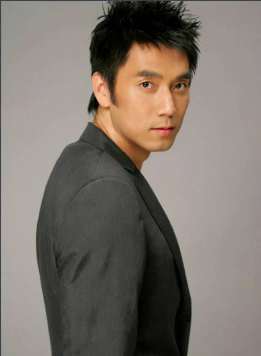 认识第一任妻子黄琏时,林依轮毫无名气,而作为艺术团当家花旦的黄琏