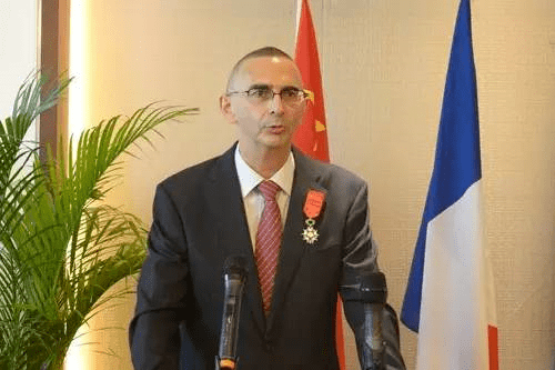 汗水当好中法文化交流的桥梁继续书写自己的人生传奇责编:王子元编辑