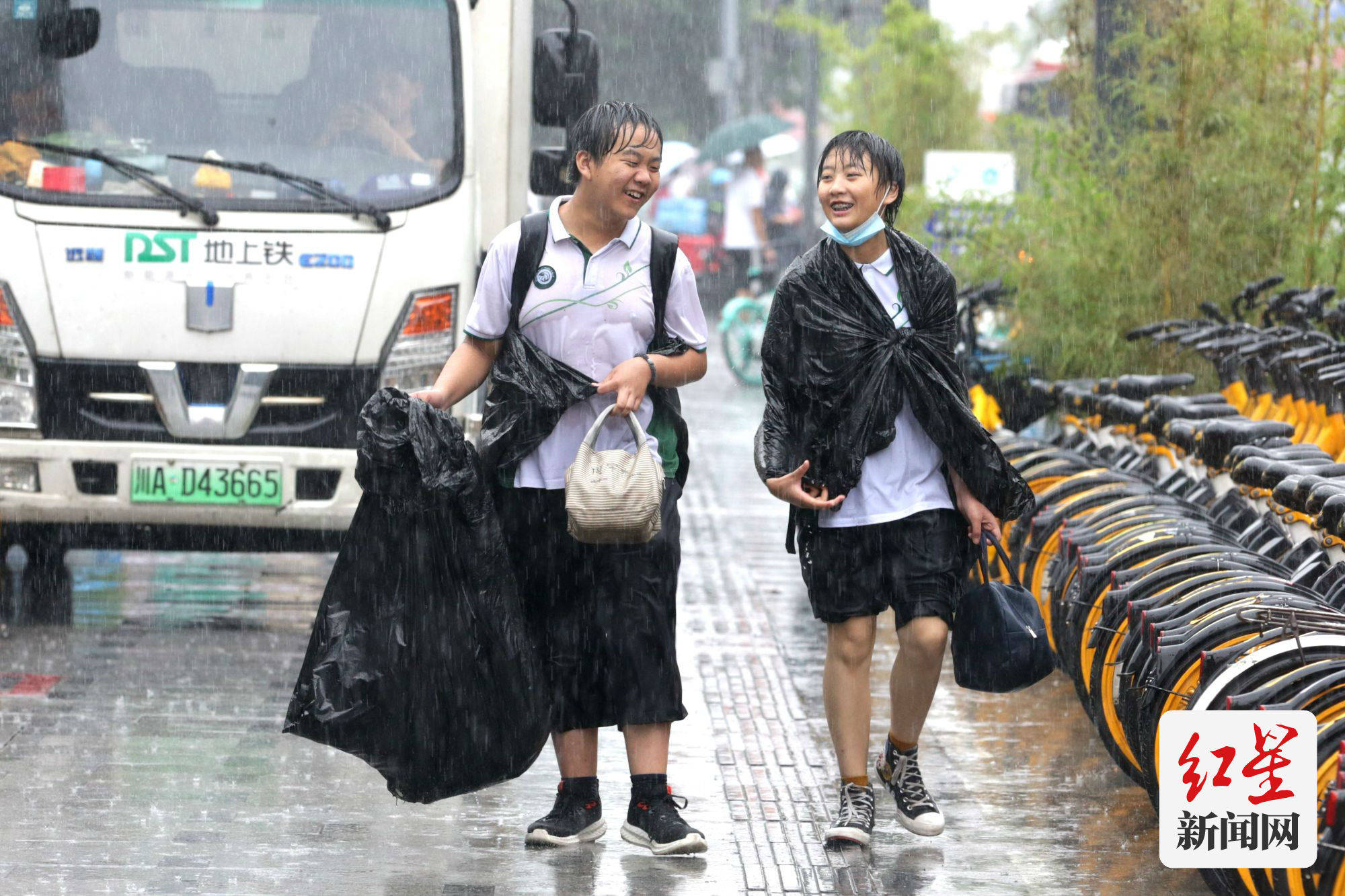 淋成"落汤鸡"!成都迎来小暑后第一场大暴雨