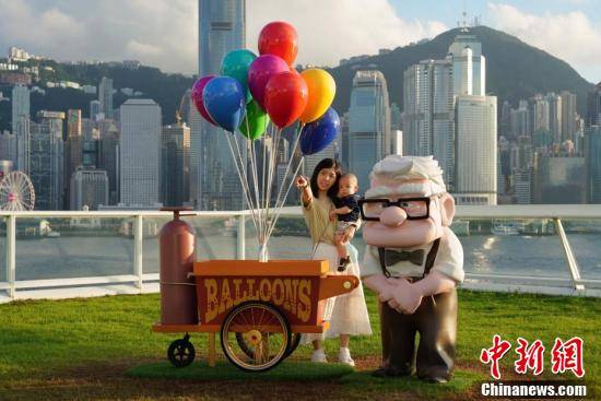 皮克斯经典动画形象亮相香港吸引“粉丝”打卡_Pixar