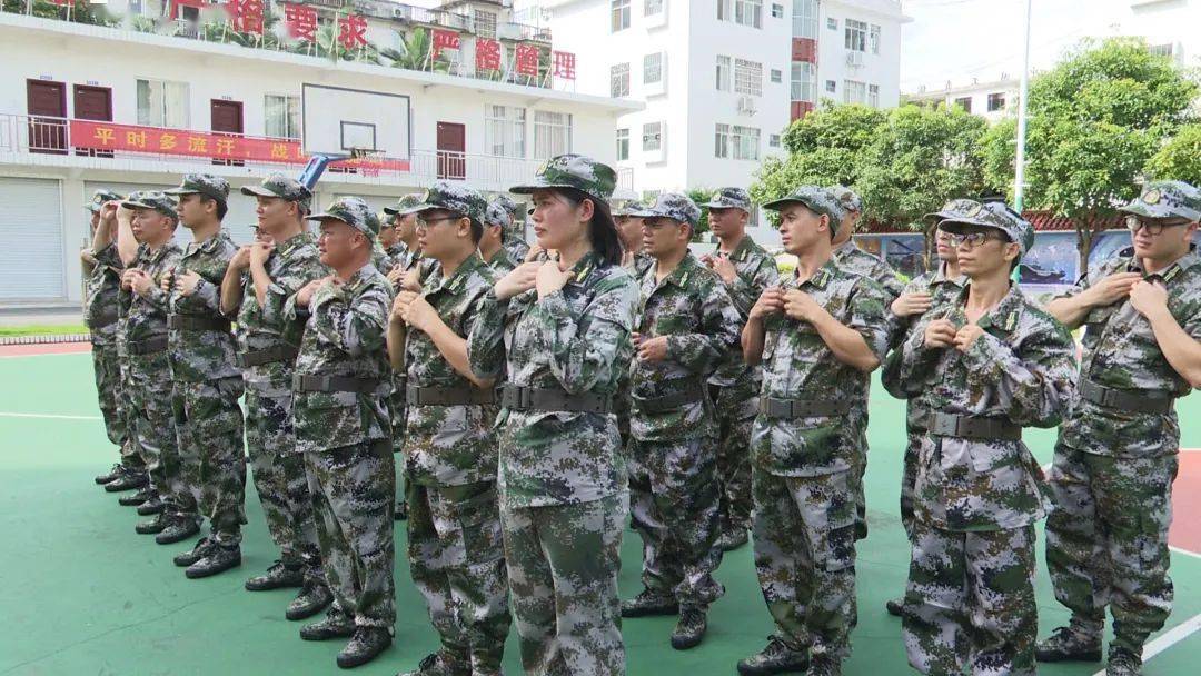 环江159名基干民兵集结训练燃爆火热的夏天