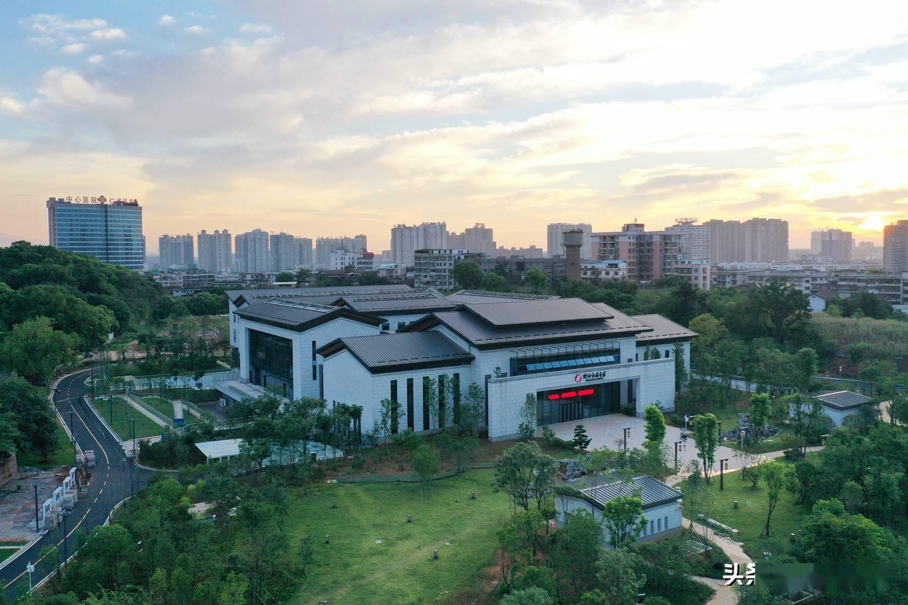 即将开馆航拍总投资6亿的衡阳市新图书馆装修及绿化已经完工