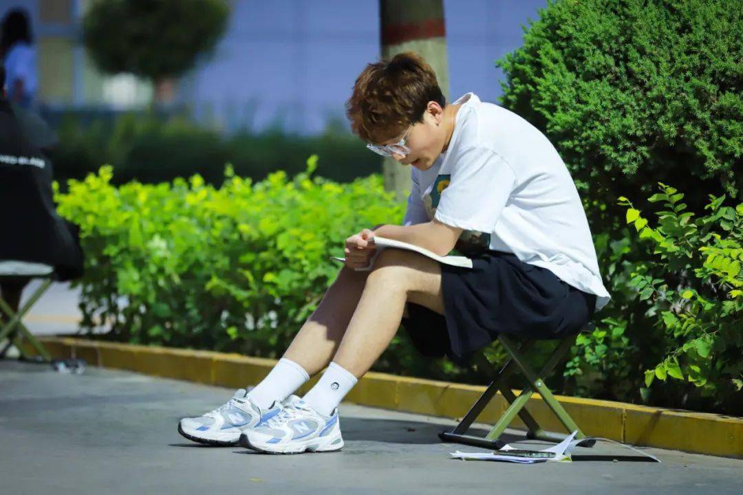 你认真努力的样子,真美!_书页