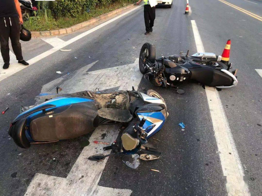 姜堰大叔逆行闯红灯不戴头盔结果