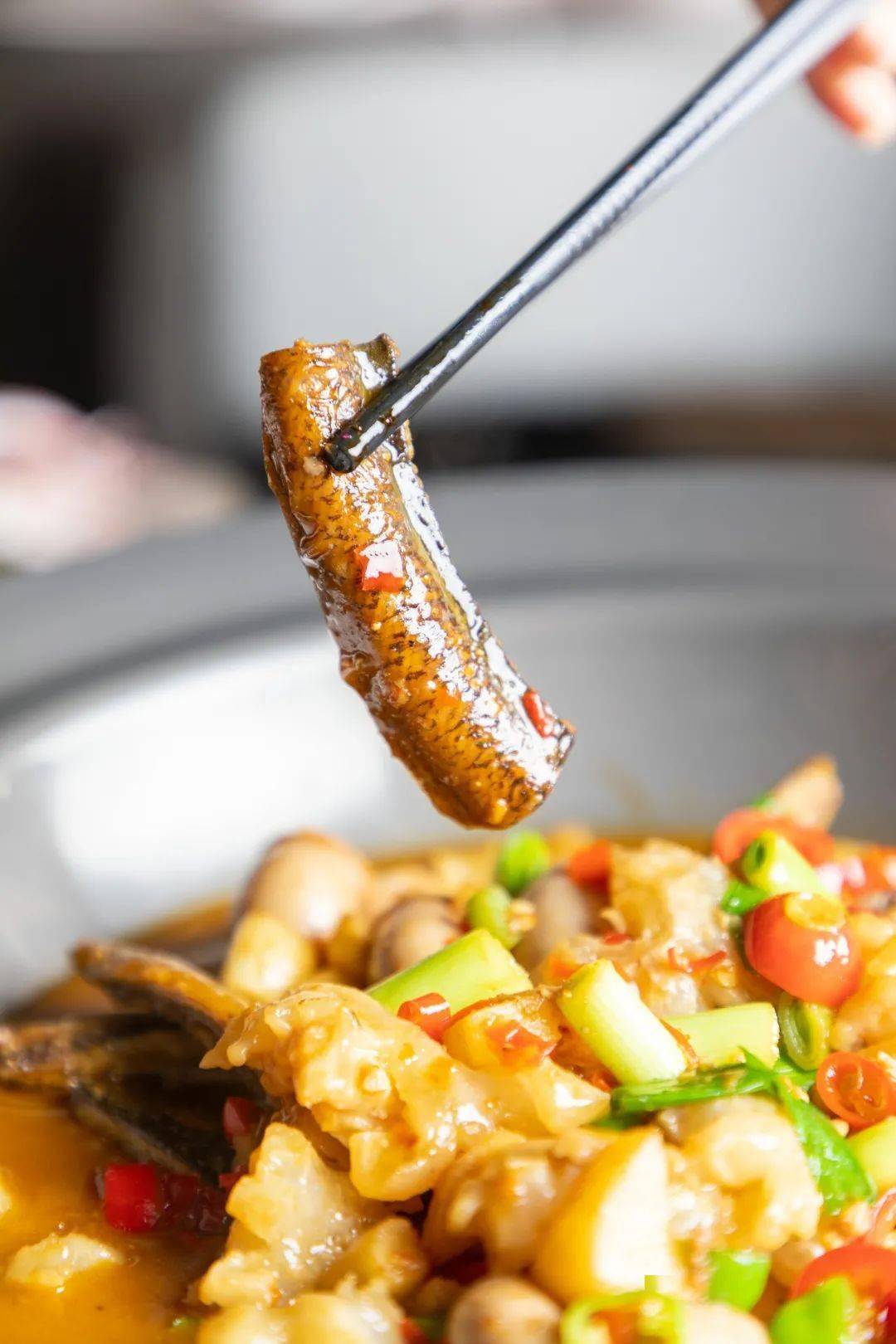 这道滋补大菜,选用野生黄鳝,牛鞭,鸡腰为主料.