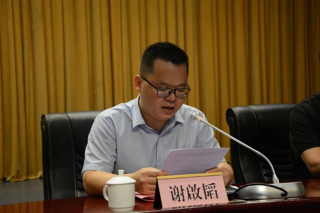 在团兴业县委书记谢啟韬的主持下,全体人员奏唱嘹亮的国歌,启动仪式