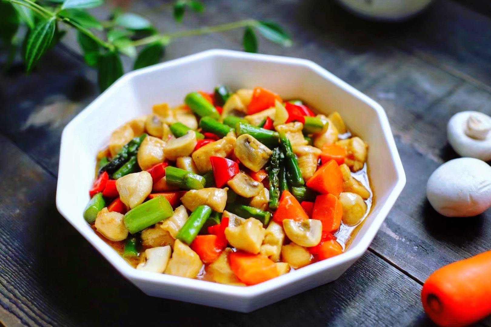 夏天不要吃太油腻,那这道小炒菜就太合适了,下饭又营养