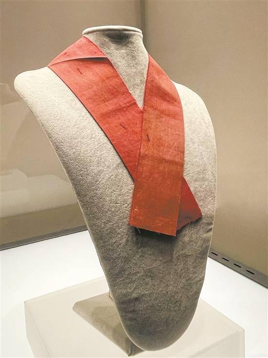 首先映入眼帘的就是广州起义的标志——红布带