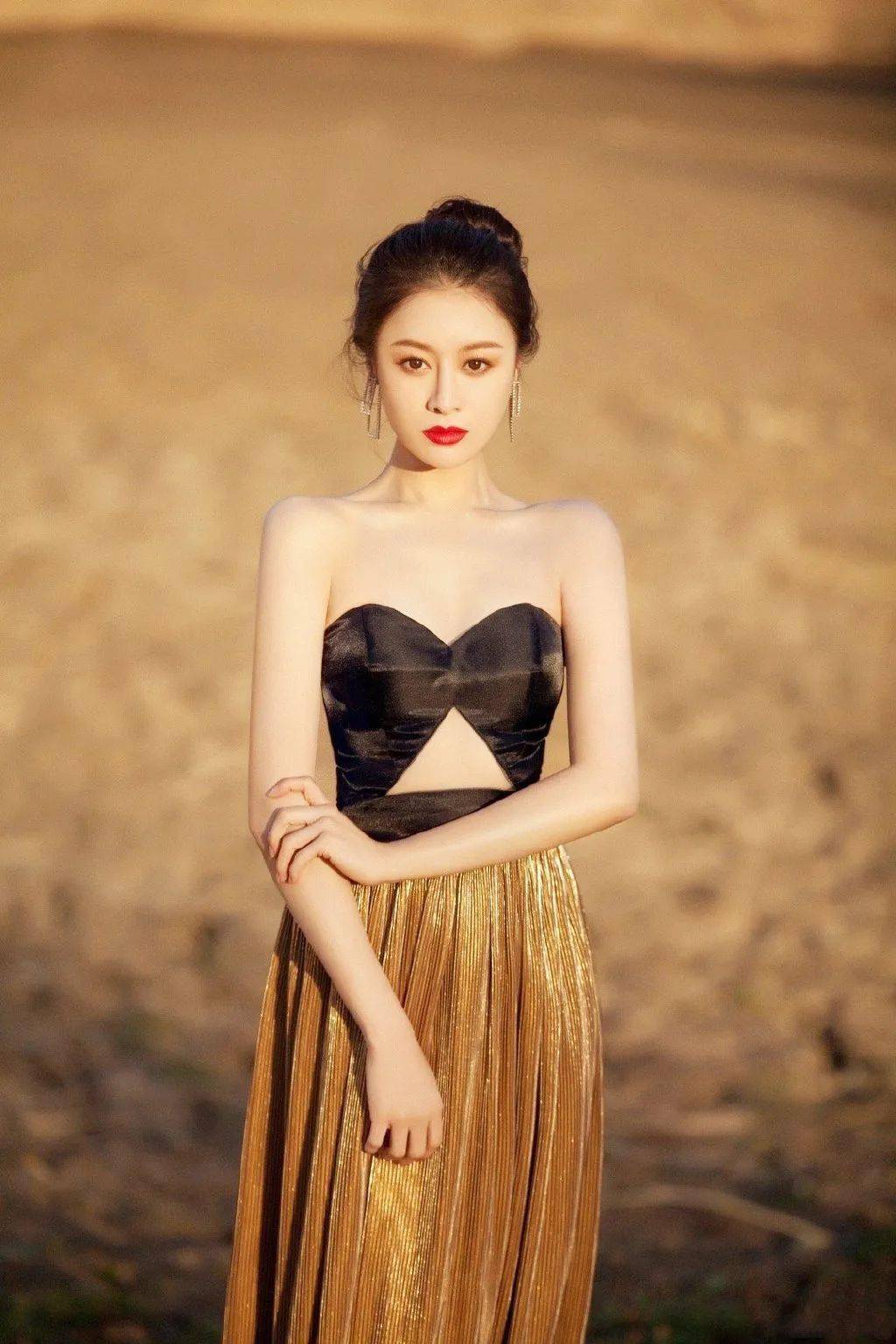 《夏洛特烦恼》里的娜姐,满足了我们对那英的"另类幻想"_马小茜