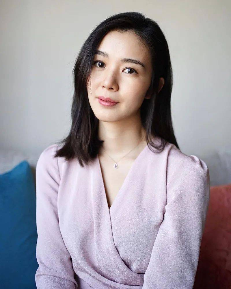 麦明诗连续两年为朱千雪庆生，两位法律女神淡妆一样气质出众