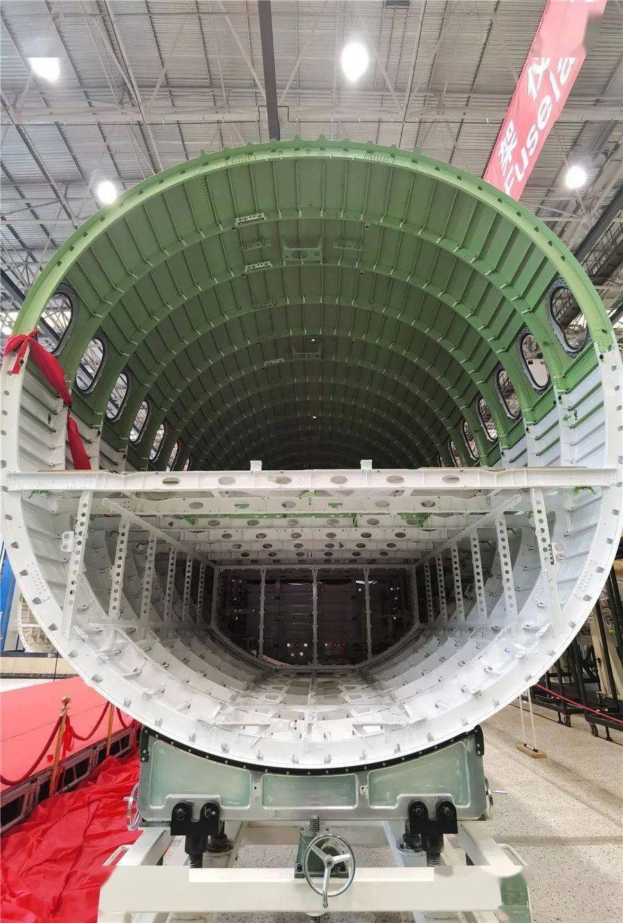 同时还生产a220飞机中机身,舱门和尾锥工作包