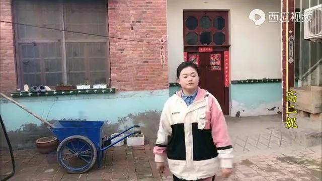 农村小媳妇自家院里一首《磕儿》,唱的真好听,舞蹈太魔性了!