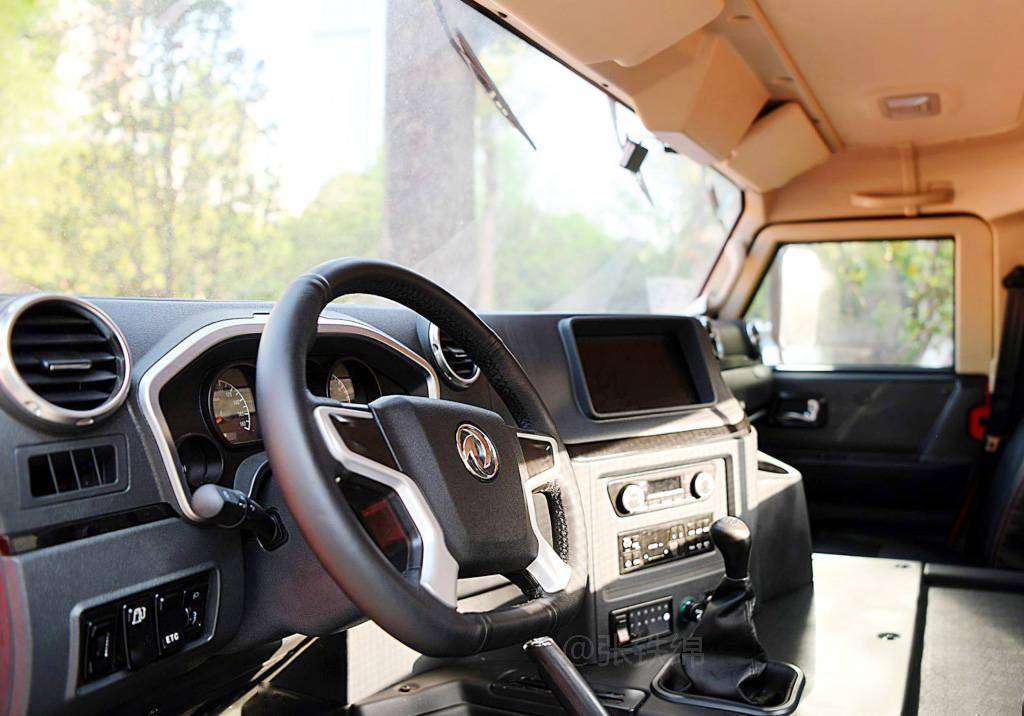 内饰部分,新款东风猛士m50的设计较为简单,相比上代车型,在细节之处的