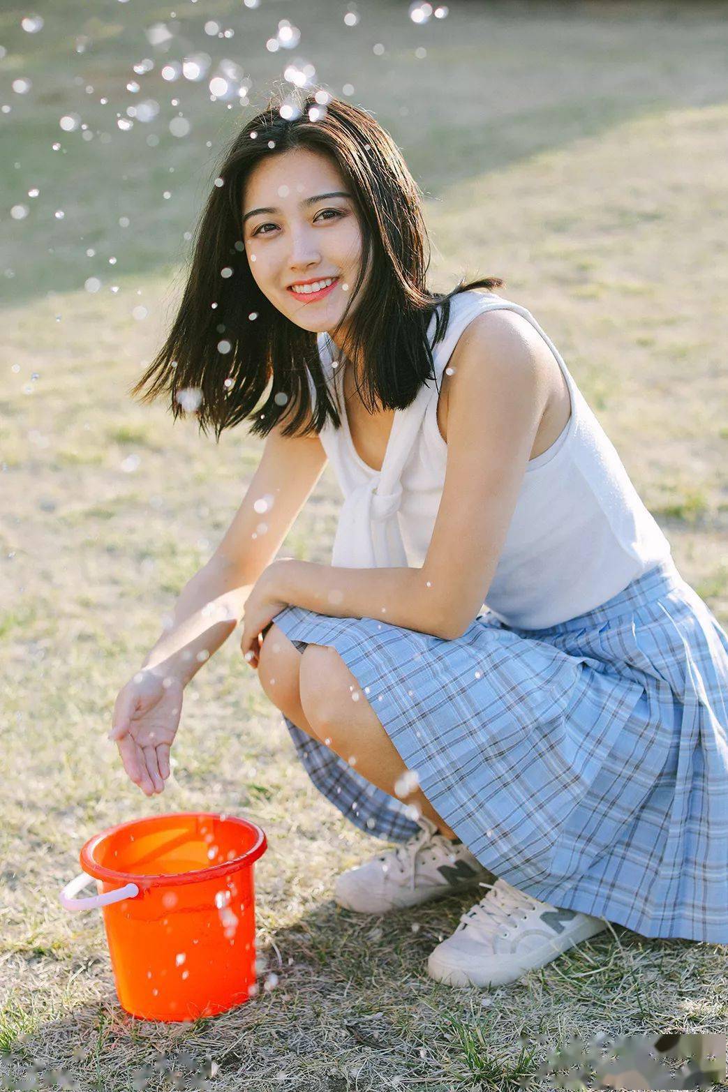 不要进水了~同样是泼水这张就唯美很多~拍摄时求助了一个路人小姐姐