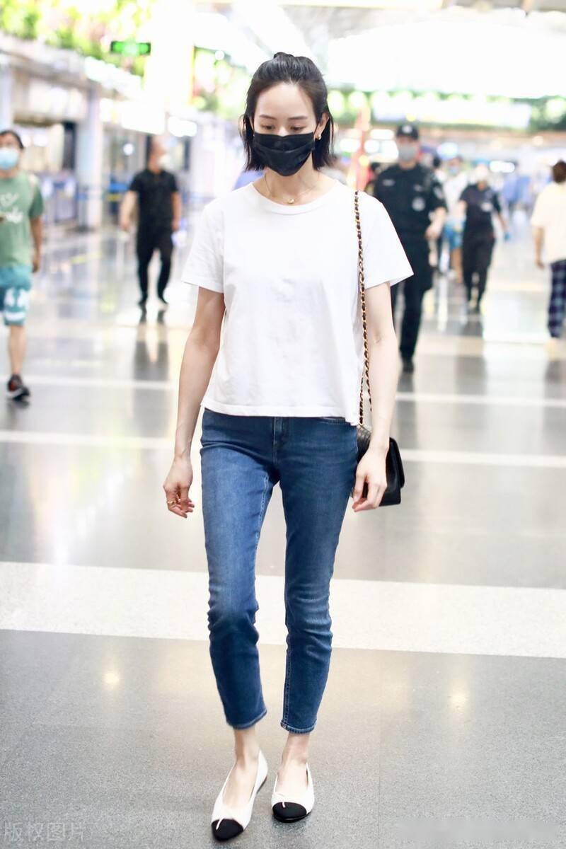 街拍张钧甯穿白色t恤牛仔裤芭蕾平底鞋简单清爽
