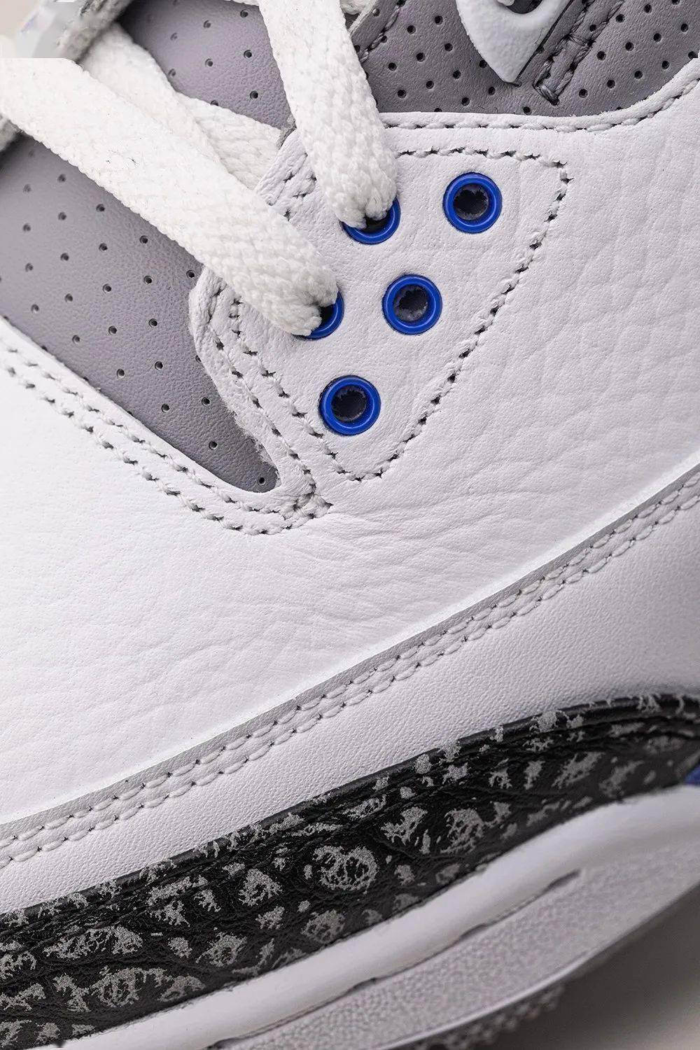 鞋舌位置精致刺绣 jumpman logo,后跟,外底等位置的细节都保留了针对