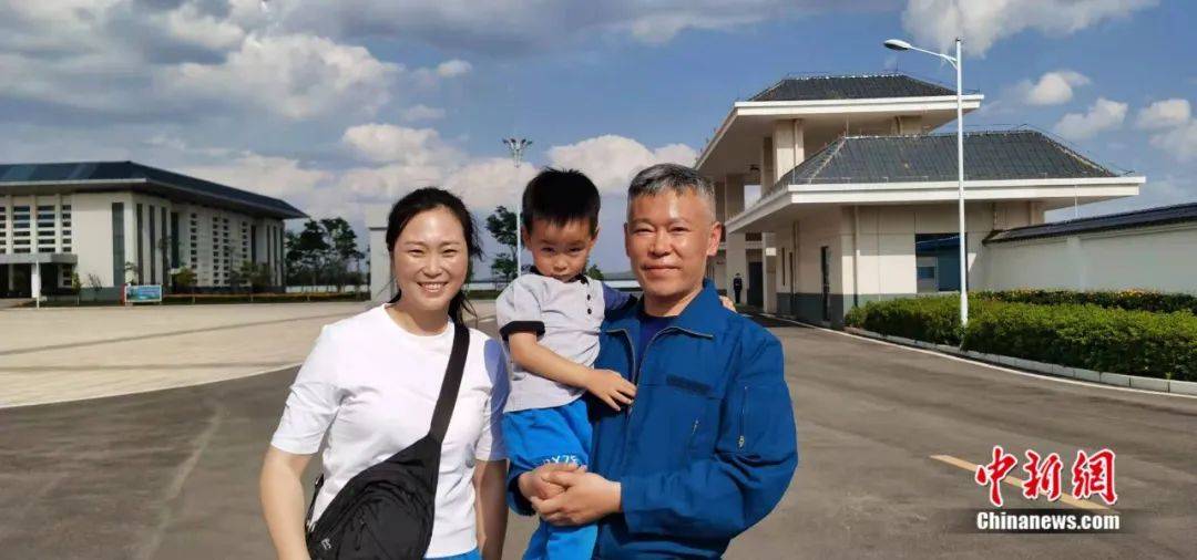 图为刘洪与家人不全的"全家福".昆明航空救援支队 供图