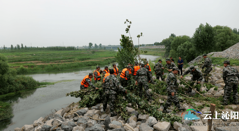 王召乡民兵抢险队员迅速赶到沁河水南关堤防,沿堤展开堤坝巡查,发现