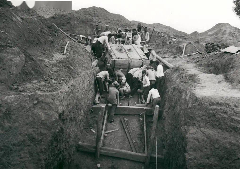 图/民国二十五年春,殷墟yh127坑甲骨装箱后外运情形,后方戴帽监工者