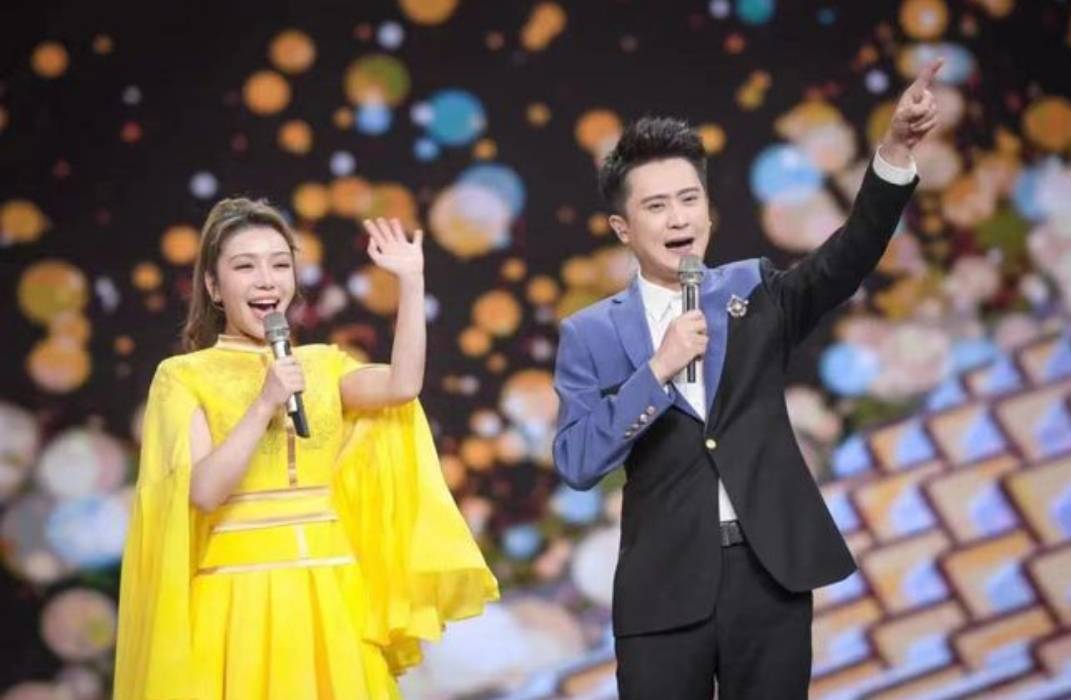 黄金100秒的女主持人维妮娜总穿一件黄裙子没有别的衣服了吗