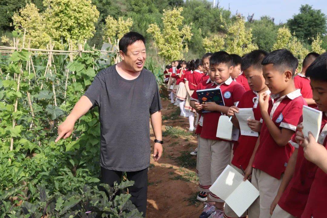 打开大自然的绿色课本延安新区外国语学校开展阳光农场劳动实践活动