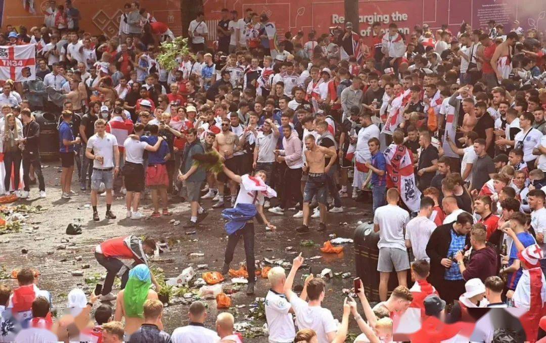 三狮虽败犹荣但足球流氓让英格兰蒙羞攻击对方球迷网暴己方球员全世界