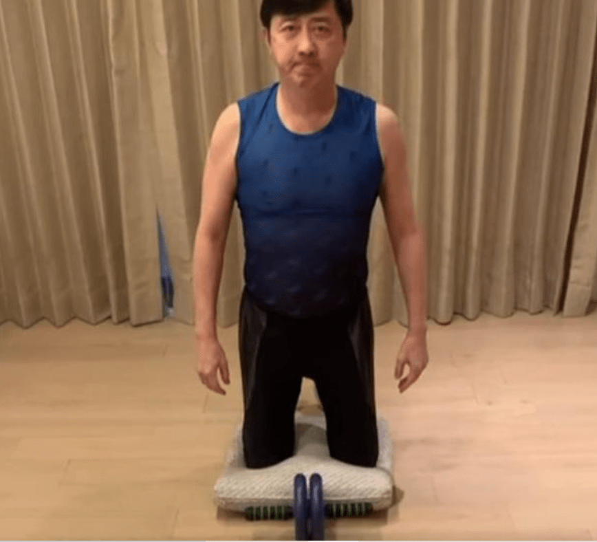 庾澄庆罕见露面穿紧身健身服肌肉健硕60岁身材不输年轻人