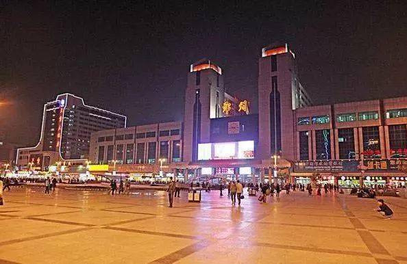 当时郑州火车站为全国十大火车站之一.