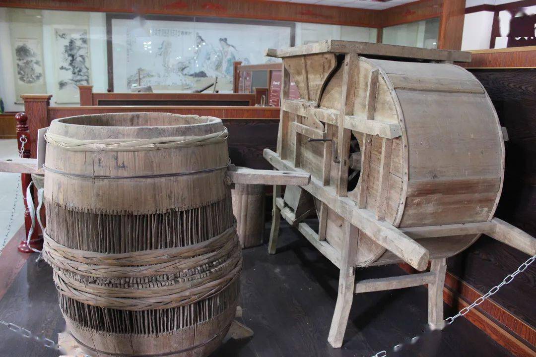 民俗和古蜀农耕文化展馆,历史的气息扑面而来:手摇纺车,石墨,风谷机