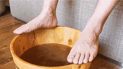 热水泡脚能够使气血运行通畅,增加足部的血液流速和流量,增强新陈代谢