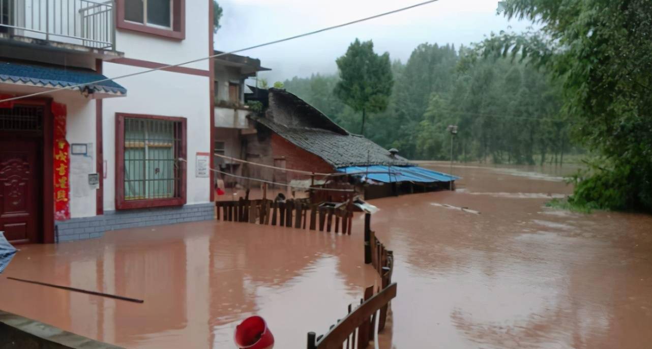 四川阆中大雨图片