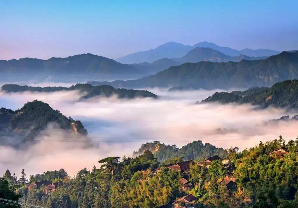 这里不仅有独特的苗族风情,还有秀美的元宝山风光~_融水