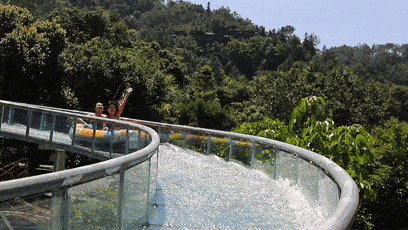 据了解,八龙峡漂流位于重庆石柱黄水森林公园双河大峡谷内,是石柱大黄